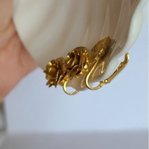 Vintage Retro Coro Clip On Gold Tone Metal Gilded Rose Flower Earrings - Picture 11 of 13